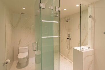 هتل The Benson Portland, Curio Collection By Hilton