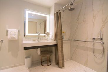 هتل The Benson Portland, Curio Collection By Hilton
