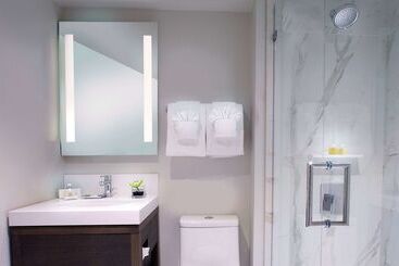 هتل The Benson Portland, Curio Collection By Hilton