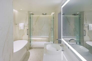 هتل The Benson Portland, Curio Collection By Hilton