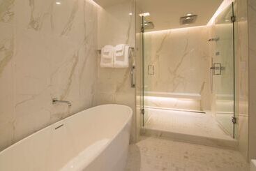 هتل The Benson Portland, Curio Collection By Hilton