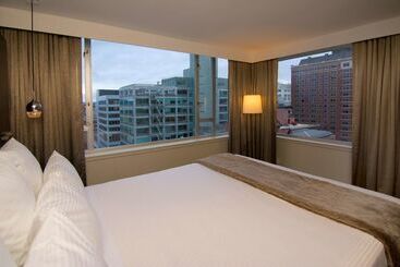 هتل The Benson Portland, Curio Collection By Hilton
