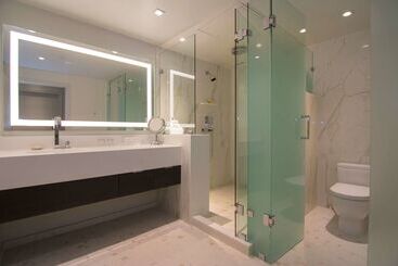 هتل The Benson Portland, Curio Collection By Hilton