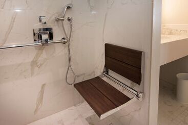 هتل The Benson Portland, Curio Collection By Hilton