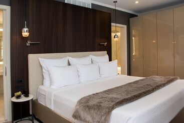 هتل The Benson Portland, Curio Collection By Hilton