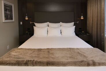 هتل The Benson Portland, Curio Collection By Hilton