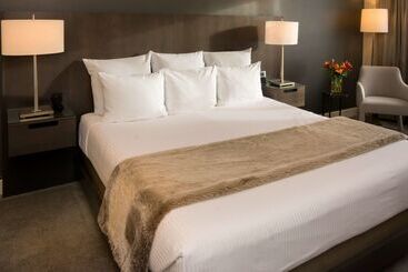 هتل The Benson Portland, Curio Collection By Hilton