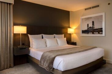 هتل The Benson Portland, Curio Collection By Hilton