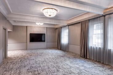 هتل The Benson Portland, Curio Collection By Hilton