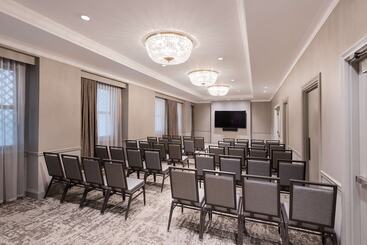 هتل The Benson Portland, Curio Collection By Hilton