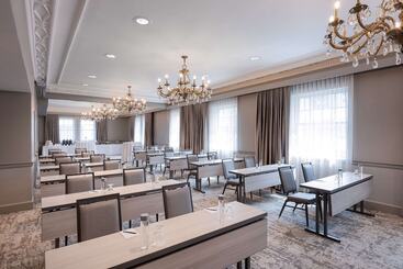 هتل The Benson Portland, Curio Collection By Hilton
