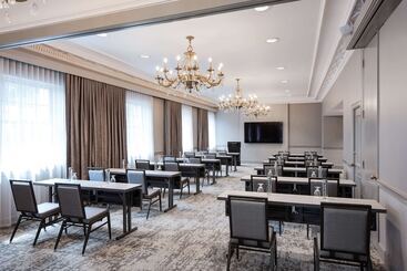 هتل The Benson Portland, Curio Collection By Hilton