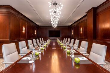 هتل The Benson Portland, Curio Collection By Hilton
