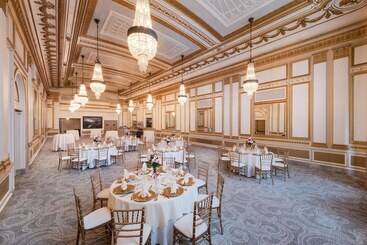 هتل The Benson Portland, Curio Collection By Hilton
