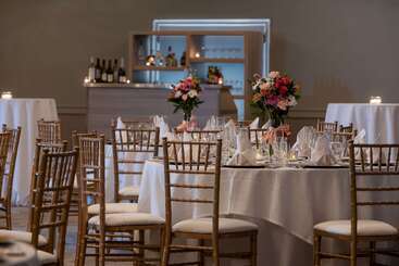 هتل The Benson Portland, Curio Collection By Hilton