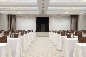 هتل The Benson Portland, Curio Collection By Hilton