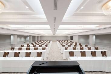 هتل The Benson Portland, Curio Collection By Hilton