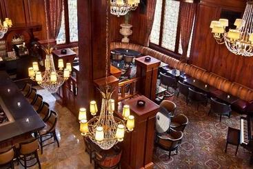 هتل The Benson Portland, Curio Collection By Hilton