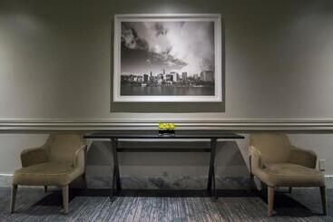 هتل The Benson Portland, Curio Collection By Hilton