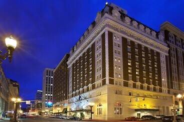 هتل The Benson Portland, Curio Collection By Hilton