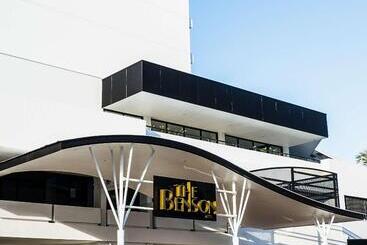 هتل The Benson Portland, Curio Collection By Hilton