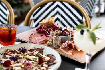هتل The Benson Portland, Curio Collection By Hilton
