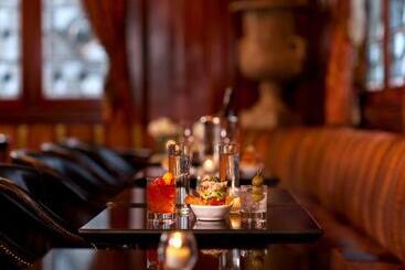 هتل The Benson Portland, Curio Collection By Hilton