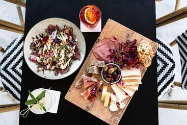 هتل The Benson Portland, Curio Collection By Hilton