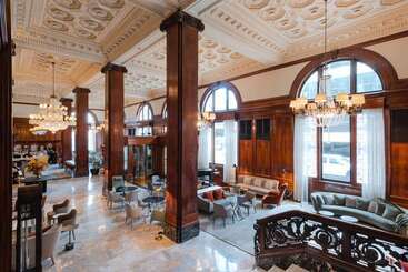 هتل The Benson Portland, Curio Collection By Hilton