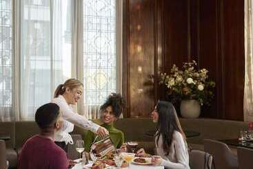 هتل The Benson Portland, Curio Collection By Hilton