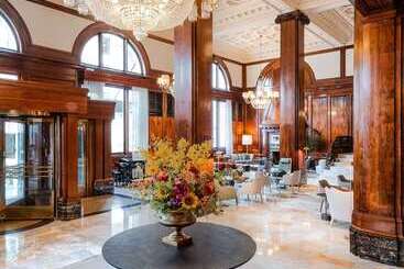 هتل The Benson Portland, Curio Collection By Hilton