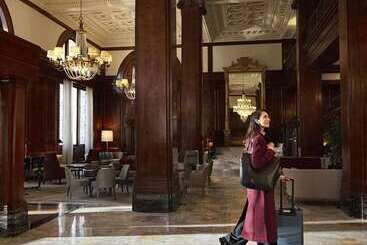 هتل The Benson Portland, Curio Collection By Hilton
