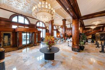 هتل The Benson Portland, Curio Collection By Hilton