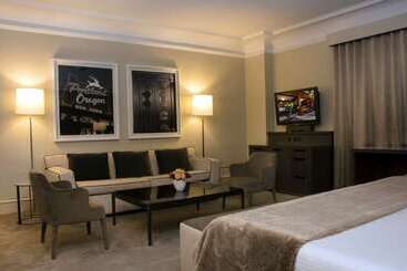 هتل The Benson Portland, Curio Collection By Hilton