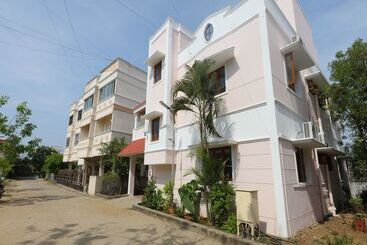 پانسیون Surabhi House Stays And Resorts By Oyo Rooms