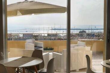 تختخواب و صبحانه La Terrazza Dei Colori