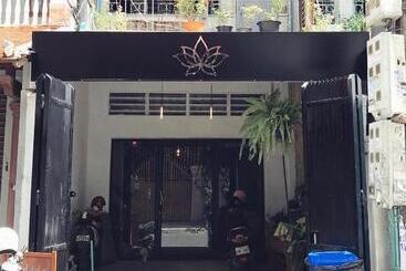 پانسیون Sacred Lotus   Vegan Café X Hostel