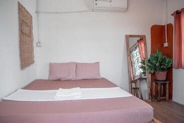 פנסיון Sacred Lotus   Vegan Café X Hostel