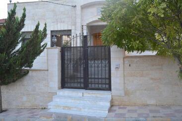 تختخواب و صبحانه Our Villa S Private Apartments   Hq Budget Stay   Wonderful Horizon View Of Jerash