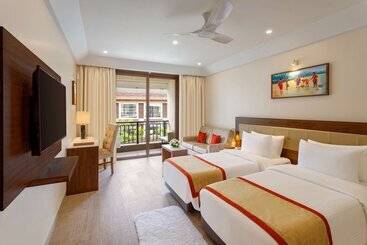 ホテル Sobit Sarovar Portico