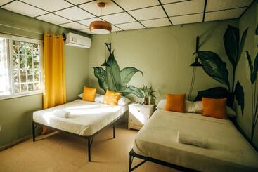 پانسیون Hostal & Café Travelers