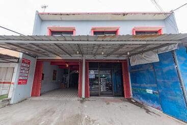 هتل Reddoorz Near Unsika University Karawang
