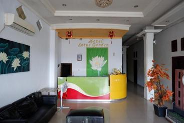 هتل Reddoorz Near Kamali Beach Bau Bau