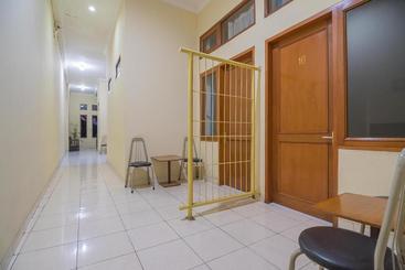 پانسیون Reddoorz Near Setrasari Mall