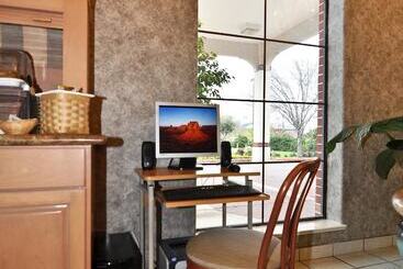هتل Best Western Pearland Inn
