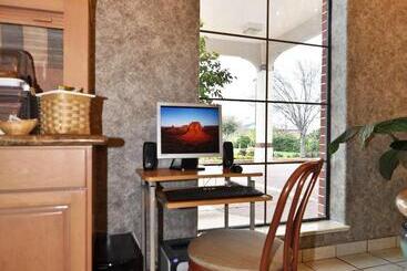 هتل Best Western Pearland Inn