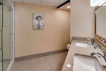 هتل Best Western Plaza Inn