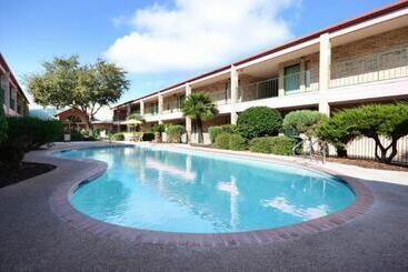 ホテル Surestay Plus By Best Western San Antonio Fiesta Inn