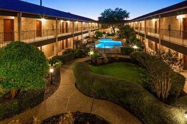 ホテル Surestay Plus By Best Western San Antonio Fiesta Inn