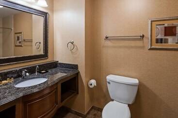 هتل Best Western Plus North Canton Inn & Suites